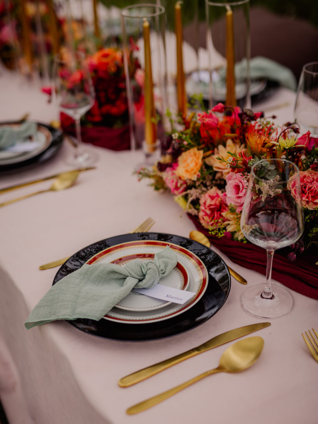 dezent farbig